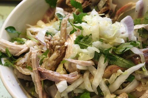 Nộm thịt g&agrave; với rau bắp cải