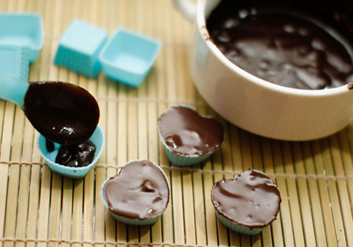 M&uacute;c socola v&agrave;o khu&ocirc;n l&agrave; c&ocirc;ng đoạn quan trọng trong c&aacute;ch l&agrave;m socola cho ng&agrave;y Valentine trắng
