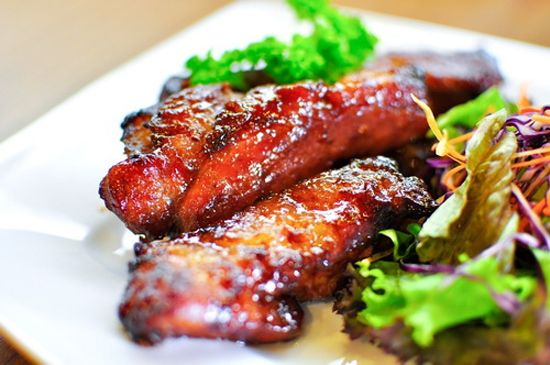 M&oacute;n sườn nướng sốt BBQ thơm ngon c&oacute; m&ugrave;i vị đặc trưng ấn tượng