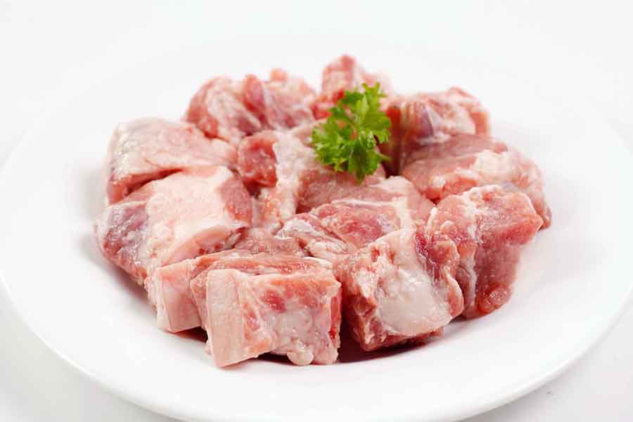 Chọn sườn ngon l&agrave; bước đầu ti&ecirc;n trong c&aacute;ch l&agrave;m sườn nướng sốt BBQ vừa mềm vừa thơm 