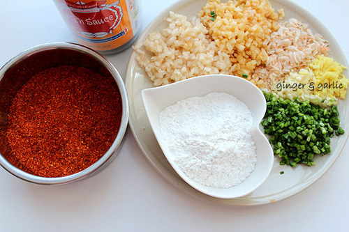 Băm nhỏ c&aacute;c nguy&ecirc;n liệu phụ như t&aacute;o, l&ecirc;, h&agrave;nh t&acirc;y