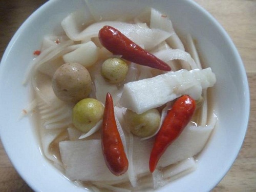 C&aacute;ch l&agrave;m măng tỏi ớt muối thơm ngon kh&ocirc;ng bị v&aacute;ng