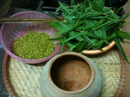 L&agrave;m gi&aacute; đỗ bằng l&aacute; tre v&agrave; nước l&atilde;