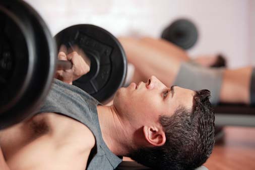 Bằng cách t&acirc;̣p th&ecirc;̉ thao đ&ecirc;̀u đặn, quá trình dưỡng trắng da cho nam sẽ th&ecirc;m hi&ecirc;̣u quả