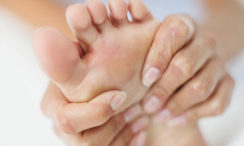 Xoa bóp với dàu dưỡng để làm trắng mịn mang da chân Xoa bóp với dàu dưỡng để làm trắng mịn mang da chân