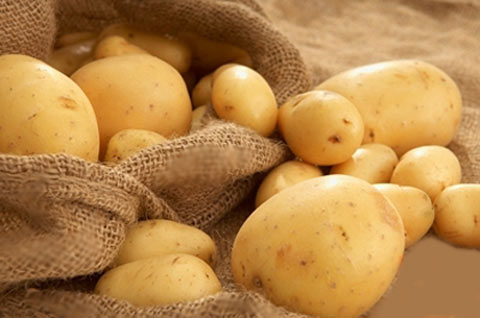 Cách đắp mặt nạ khoai t&acirc;y r&acirc;́t an toàn khi làm trắng da cho bà b&acirc;̀u