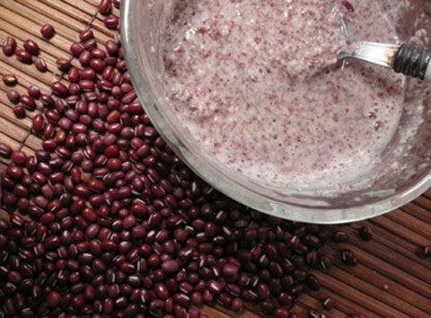 Tr&ocirc;̣n b&ocirc;̣t đ&acirc;̣u đỏ với sữa tươi là cách làm trắng da khá an toàn