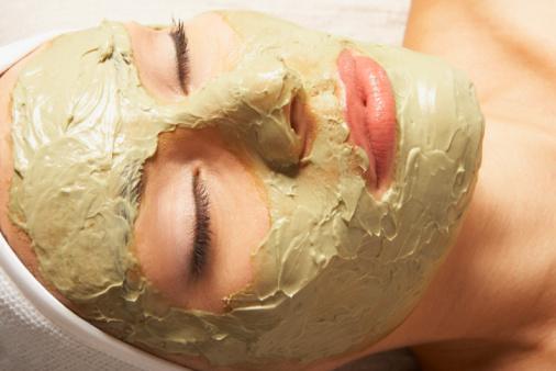 Có r&acirc;́t nhi&ecirc;̀u cách đắp mặt nạ làm trắng da với b&ocirc;̣t đ&acirc;̣u xanh tại nhà