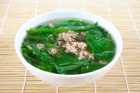 Canh cải b&oacute; x&ocirc;i thịt b&ograve; chế biến đơn giản gi&uacute;p tăng c&acirc;n