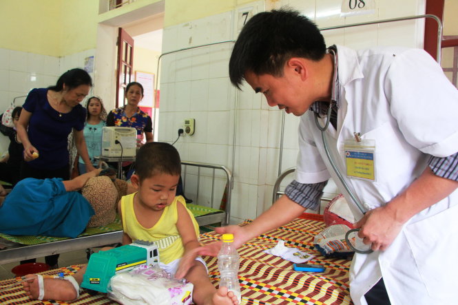 B&aacute;c sĩ Nguyễn B&aacute; Thời, trưởng khoa hồi sức cấp cứu, chống độc Bệnh viện Đa khoa huyện Thanh Chương thăm kh&aacute;m cho c&aacute;c b&eacute; bị ong rừng đố