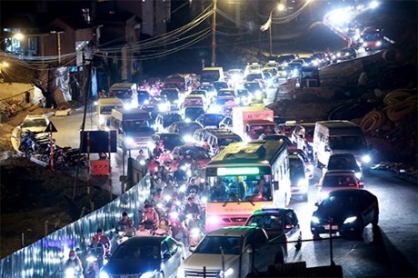 Cấm đường Bưởi 