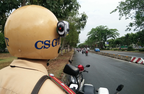 Camera tr&ecirc;n mũ CSGT vẫn c&ograve;n hạn chế khi kh&ocirc;ng cho ph&eacute;p xem lại tại chỗ