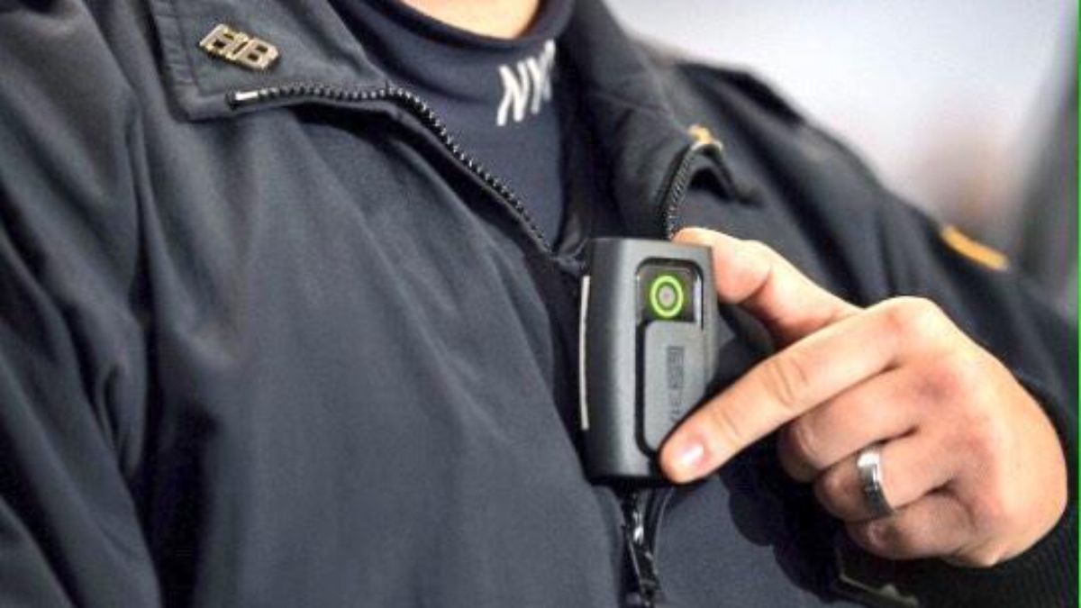 Chiếc camera theo d&otilde;i c&aacute; nh&acirc;n trang bị cho cảnh s&aacute;t n&agrave;y sẽ cung cấp th&ecirc;m bằng chứng cho c&aacute;c cuộc điều tra