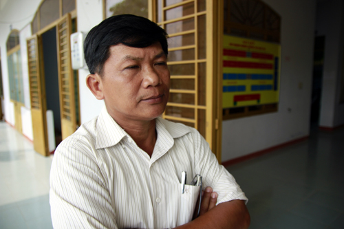 C&aacute;n bộ x&atilde; lần lượt bị c&aacute;ch chức, cảnh c&aacute;o trong vụ '&ocirc;m nhầm' g&agrave; của người d&acirc;n