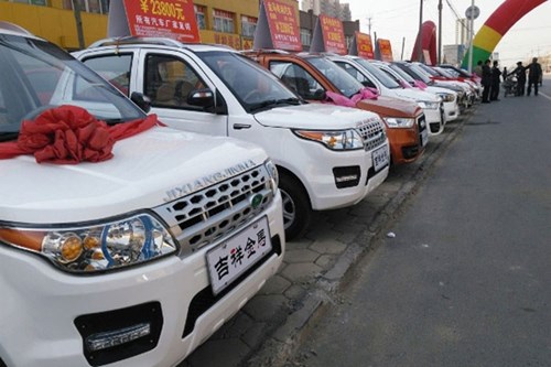Những chiếc xe &ocirc; t&ocirc; gi&aacute; rẻ nh&aacute;i theo thương hiệu nổi tiếng Audi, BMW, Range Rover,&hellip; xếp h&agrave;ng d&agrave;i tr&ecirc;n đường phố Trung Quốc