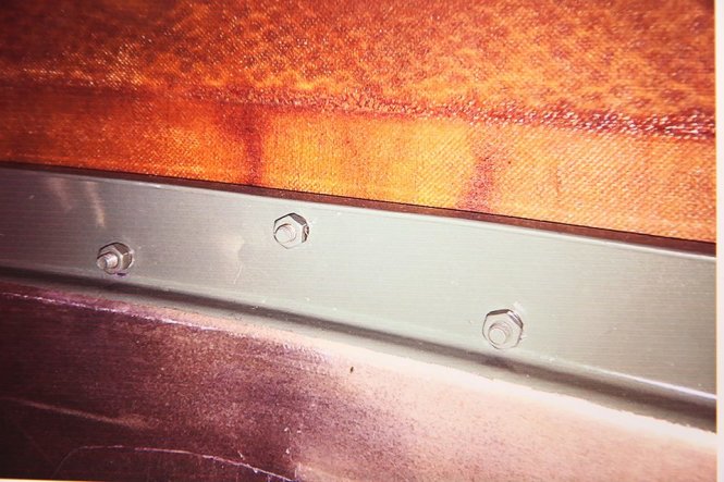 Mảnh vỡ của máy bay Su30-MK2 (được trục vớt). Ảnh Tuổi Trẻ