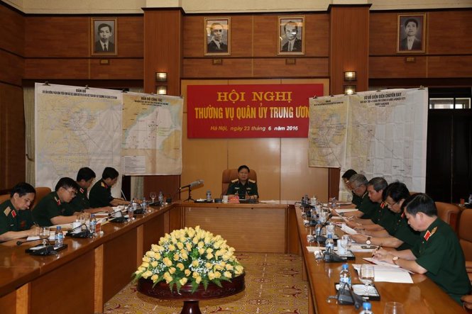 Thường vụ Quân ủy Trung ương họp với Bộ Tổng Tham mưu và các cơ quan chức năng chỉ đạo các biện pháp quyết liệt trong cứu hộ cứu nạn máy bay CASA 212 và Su-30MK2. Ảnh Tuổi Trẻ