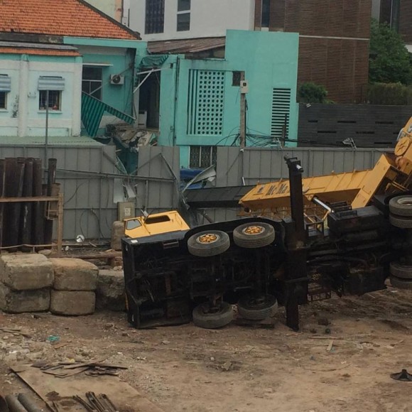 B&ecirc;n trong c&ocirc;ng tr&igrave;nh nơi cần cẩu sập