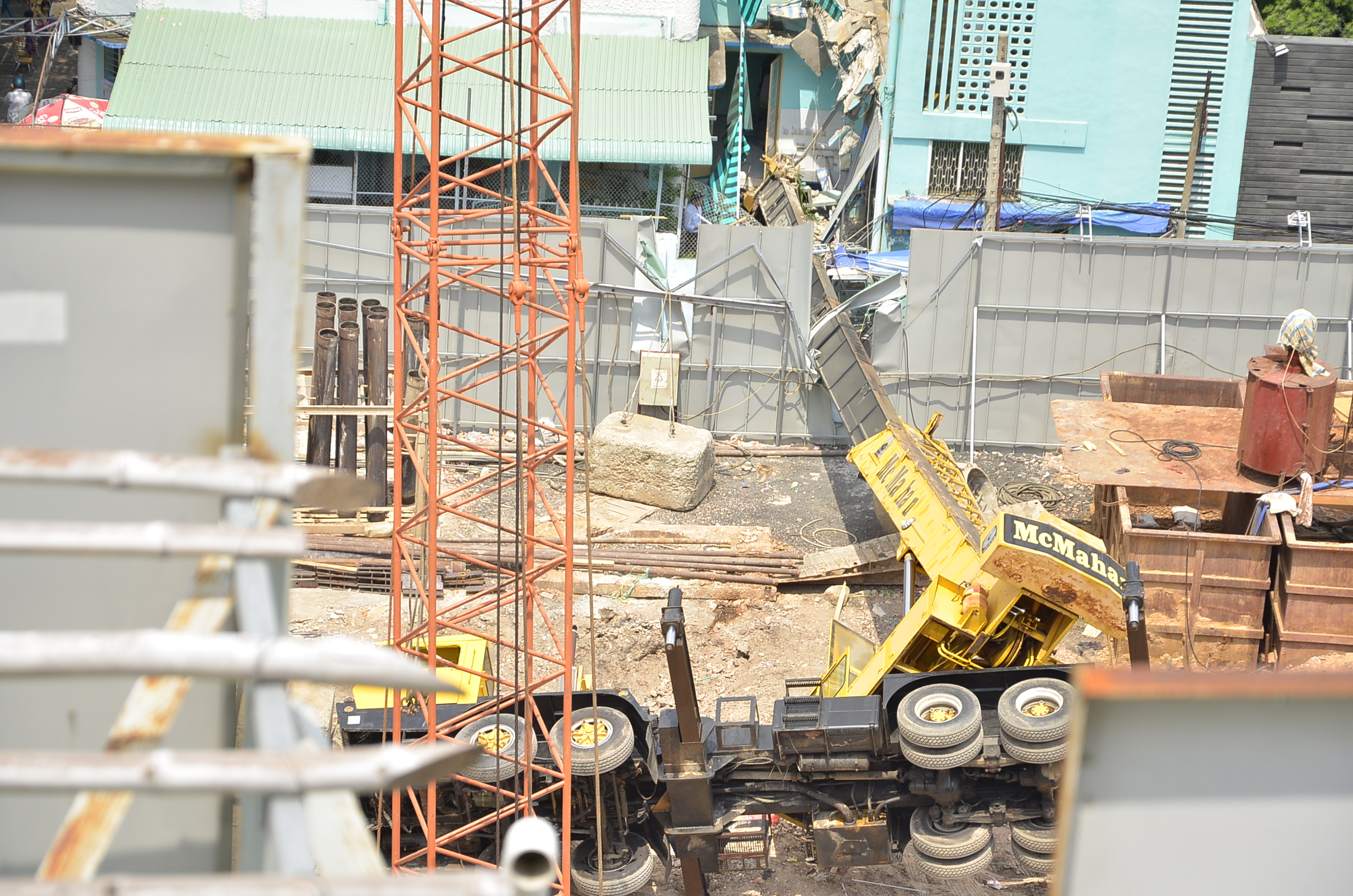 Hiện trường vụ sập cần cẩu. Ảnh: D&acirc;n Tr&iacute;