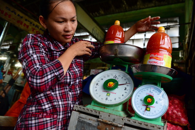 C&ugrave;ng một khối lượng nhưng do nạn c&acirc;n đi&ecirc;u m&agrave; khối lượng của chai tương ớt đ&atilde; độ  th&ecirc;m 4 lạng