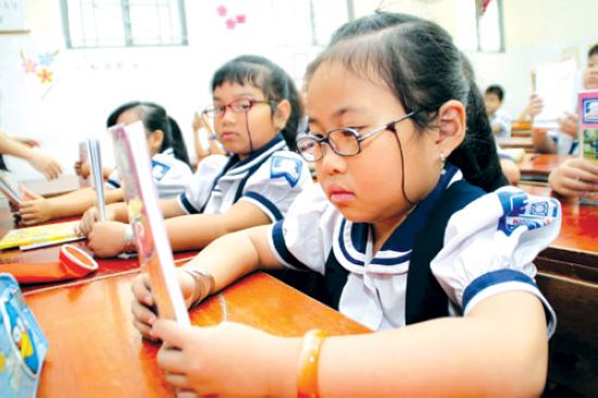Tỷ lệ cận thị đang ng&agrave;y c&agrave;ng gia tăng ở lứa tuổi học sinh