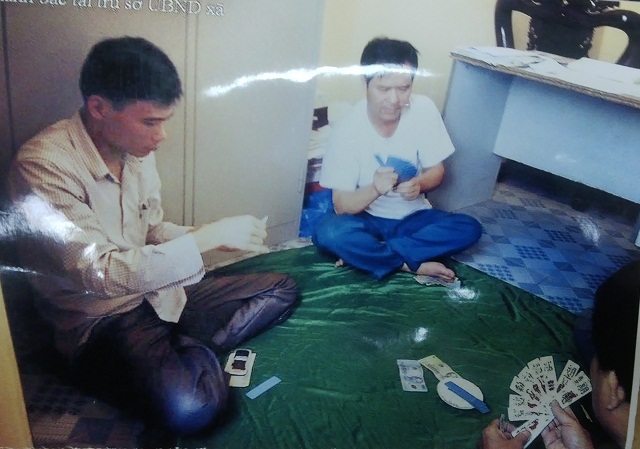 C&aacute;n bộ x&atilde; đ&aacute;nh bạc