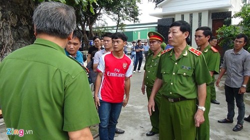 Từ 8h, một chiếc xe chở 2 nghi can Dương và Tiến từ quốc lộ 13 chạy thẳng vào cổng căn biệt thự của ông Mỹ. Các phóng viên báo đài không được vào bên trong. Từ 8h, một chiếc xe chở 2 nghi can Dương và Tiến từ quốc lộ 13 chạy thẳng vào cổng căn biệt thự của ông Mỹ. Các phóng viên báo đài không được vào bên trong.
