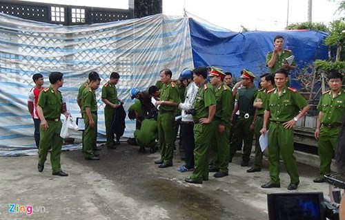 Nhà chức trách tháo còng cho Dương - người đội mũ bảo hiểm màu xanh giống lúc xảy ra thảm sát. Nhà chức trách tháo còng cho Dương - người đội mũ bảo hiểm màu xanh giống lúc xảy ra thảm sát.