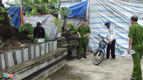 Hai nghi can bắt đầu dựng lại hiện trường. Tiến dựng chiếc xe máy ở cổng rồi cùng Dương đi vào bên trong biệt thự. Hai nghi can bắt đầu dựng lại hiện trường. Tiến dựng chiếc xe máy ở cổng rồi cùng Dương đi vào bên trong biệt thự.