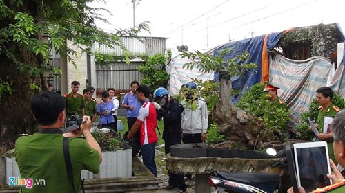 Dương thực nghiệm lại lúc trèo lên tường vào nhà để giết tiếp 5 người. Dương thực nghiệm lại lúc trèo lên tường vào nhà để giết tiếp 5 người.