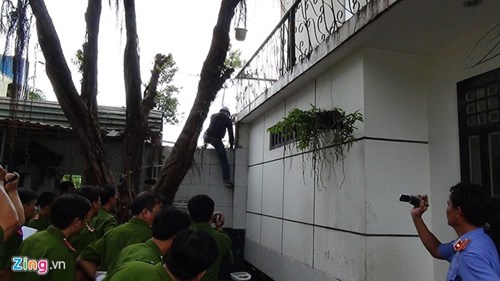 Nguyễn Hải Dương và Vũ Văn Tiến đang diễn lại hành động khi đột nhập lên tầng 2. Nguyễn Hải Dương và Vũ Văn Tiến đang diễn lại hành động khi đột nhập lên tầng 2.