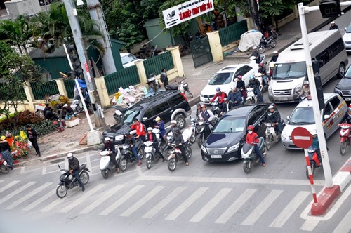 Để dễ bề vu oan ăn vạ, con nghiện Nguyễn Minh Đức thường r&igrave;nh rập ở c&aacute;c ng&atilde; tư đ&egrave;n đỏ để x&aacute;c định &lsquo;mục ti&ecirc;u&rsquo;