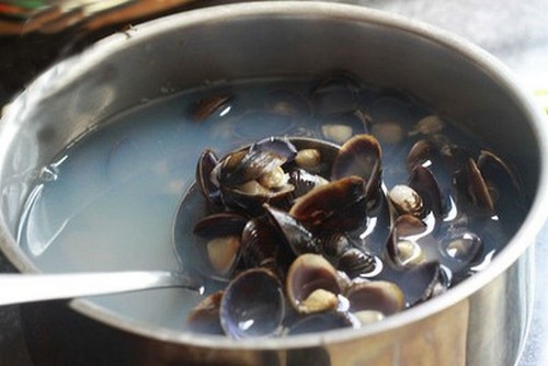 Cho hến v&agrave;o nồi luộc đến khi mở miệng ra rồi bỏ phần vỏ 