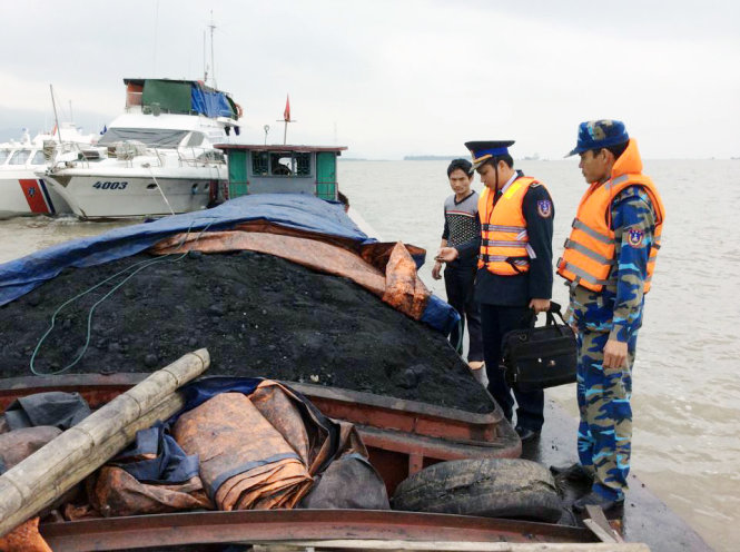 Lực lượng cảnh s&aacute;t biển kiểm tra t&agrave;u bu&ocirc;n lậu than