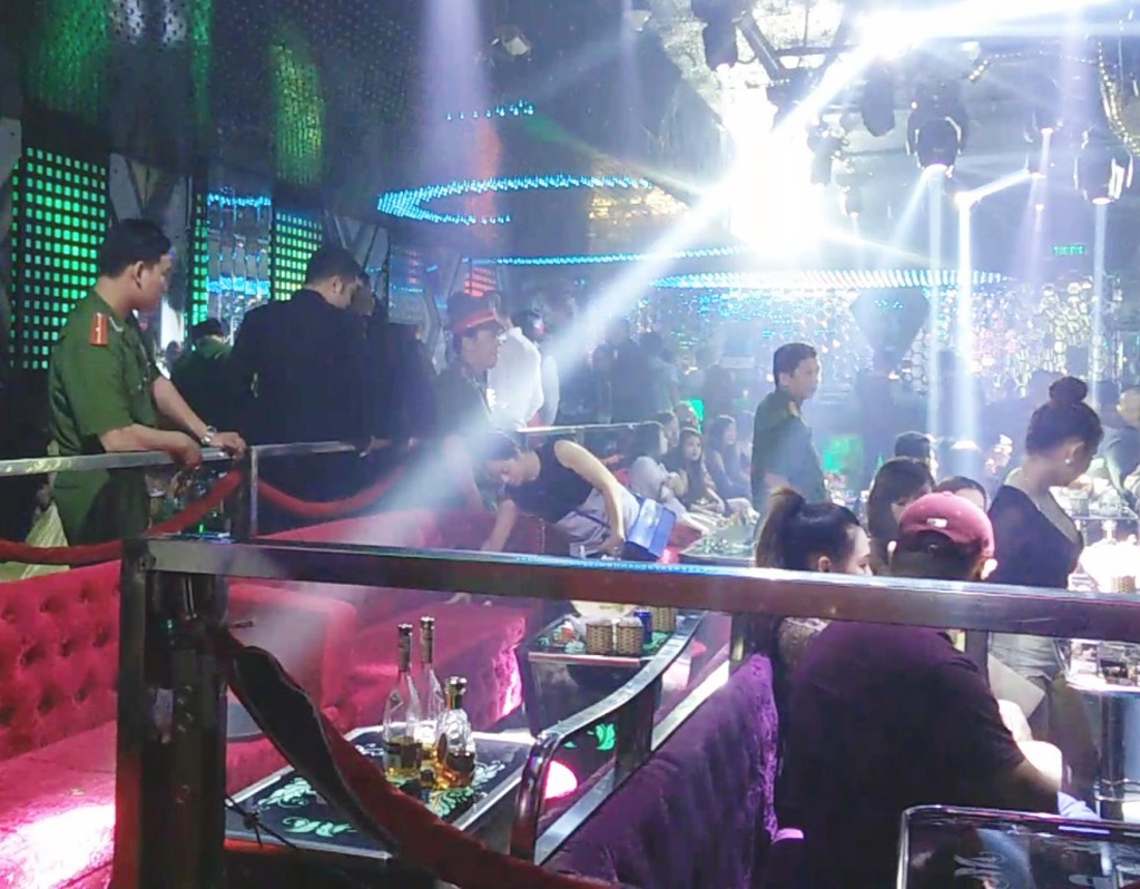 Gần 300 d&acirc;n chơi bỏ chay to&aacute;n loạn khi cảnh s&aacute;t ập v&agrave;o kiểm tra qu&aacute;n bar