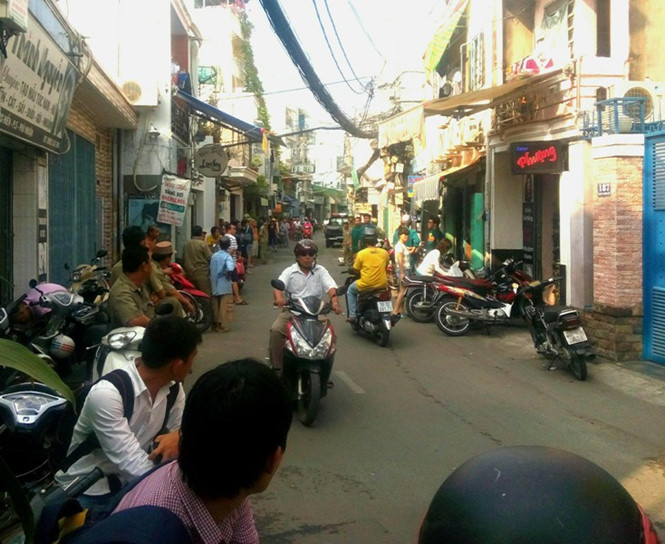 Lực lượng chức năng phong tỏa khu vực xung quanh nh&agrave; t&ecirc;n tr&ugrave;m ma t&uacute;y