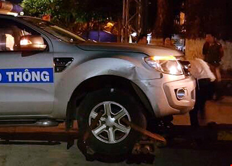 Xe cảnh s&aacute;t giao th&ocirc;ng biến dạng sau c&uacute; đ&acirc;m