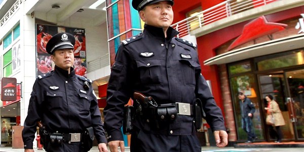 Nhiều th&agrave;nh phố ở Trung Quốc đ&atilde; trang bị vũ kh&iacute; cho cảnh s&aacute;t giao th&ocirc;ng