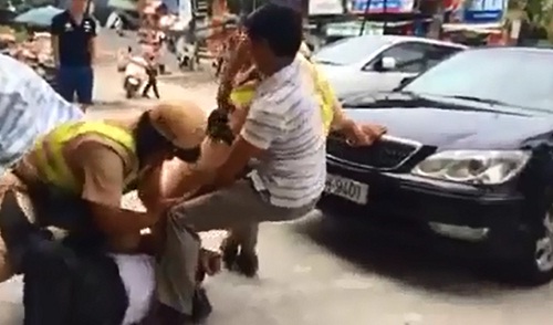 Cảnh vật lộn giữa cảnh s&aacute;t giao th&ocirc;ng v&agrave; người vi phạm