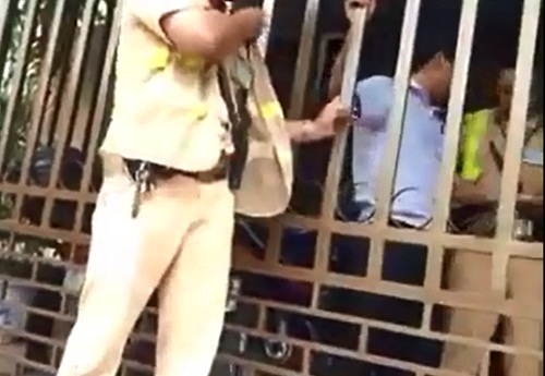 Hai người đ&agrave;n &ocirc;ng tấn c&ocirc;ng cảnh s&aacute;t giao th&ocirc;ng giữa H&agrave; Nội đều c&oacute; biểu hiện say rượu