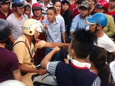 Nhiều vụ việc cảnh s&aacute;t giao th&ocirc;ng đ&aacute;nh người g&acirc;y bức x&uacute;c cho d&acirc;n ch&uacute;ng