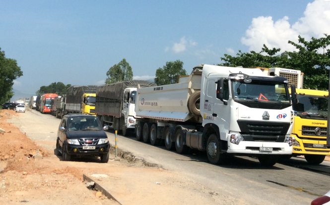 Cánh sát giao th&ocirc;ng, lực lượng chức năng m&acirc;́t hơn 8 giờ mới xử lý xong tình trạng ùn tắc