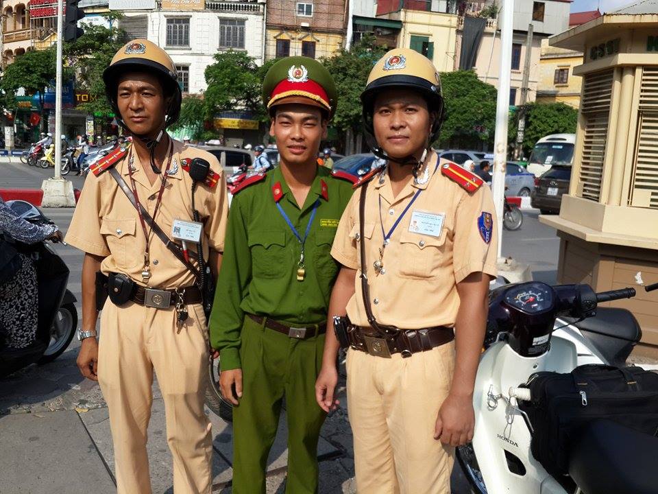 Đại &uacute;y Đỗ Hữu Vỹ (ngo&agrave;i c&ugrave;ng b&ecirc;n tr&aacute;i) v&agrave; c&aacute;c chiến sĩ CSGT H&agrave; Nội đ&atilde; ứng cứu kịp thời một phụ nữ định nhảy s&ocirc;ng tự tử v&agrave;o chiều 12/8