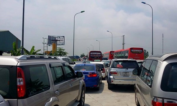 Tình trạng ách tắc giao th&ocirc;ng tương tự xảy ra tại Thủ đ&ocirc; Hà N&ocirc;̣i