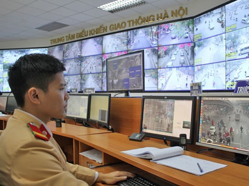 Cảnh s&aacute;t giao th&ocirc;ng kiểm so&aacute;t phương tiện vi phạm qua camera giao th&ocirc;ng