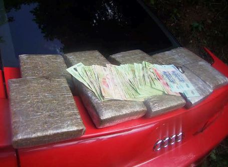 Khoảng 10kg cần sa kh&ocirc; v&agrave; hơn 50 vi&ecirc;n ma t&uacute;y tổng hợp bị lực lượng cảnh s&aacute;t giao th&ocirc;ng tỉnh Quảng B&igrave;nh bắt giữ