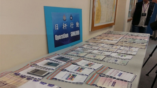 Bằng chứng cảnh s&aacute;t Hong Kong thu được trong chiến dịch triệt ph&aacute; đường d&acirc;y vận chuyển lậu người Việt