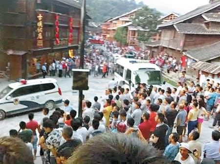Sau khi tham gia dỡ nh&agrave; người d&acirc;n, cảnh s&aacute;t tỉnh Qu&yacute; Ch&acirc;u, Trung Quốc đ&atilde; bị d&acirc;n l&agrave;ng tấn c&ocirc;ng