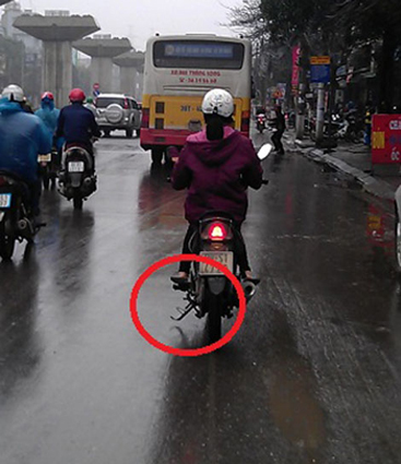 Tai nạn xe m&aacute;y do qu&ecirc;n gạt ch&acirc;n chống