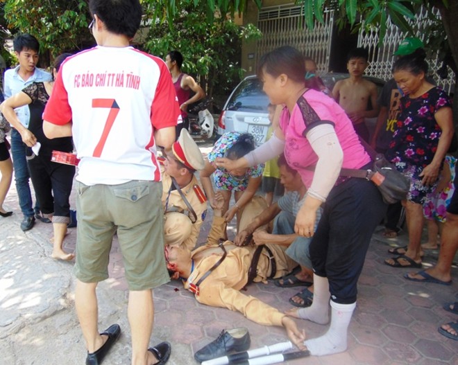 Người d&acirc;n đang sơ cứu cho Trung &uacute;y Nguyễn Viết Tuấn